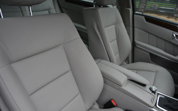 Mercedes-Benz Klasa E cena 49900 przebieg: 278000, rok produkcji 2010 z Łobez małe 379